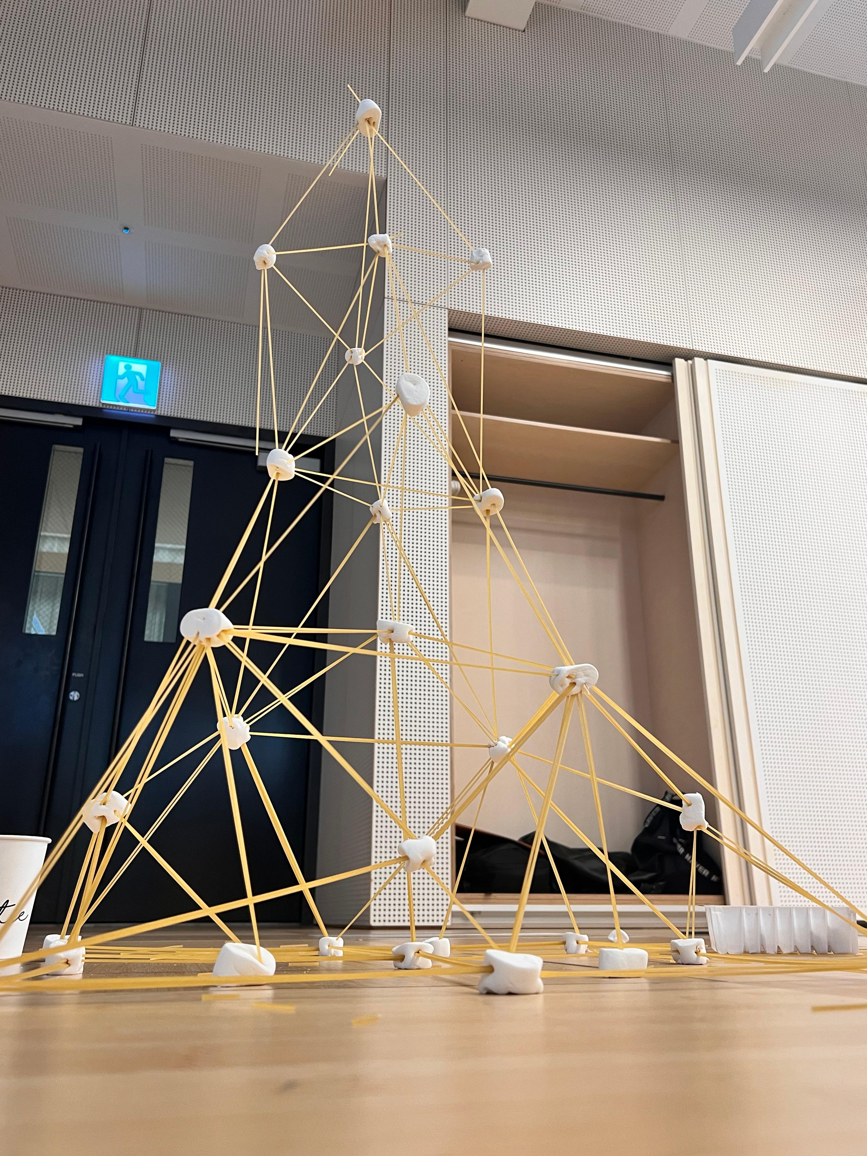 워크샵에서 쌓은 마시멜로 파스타 타워